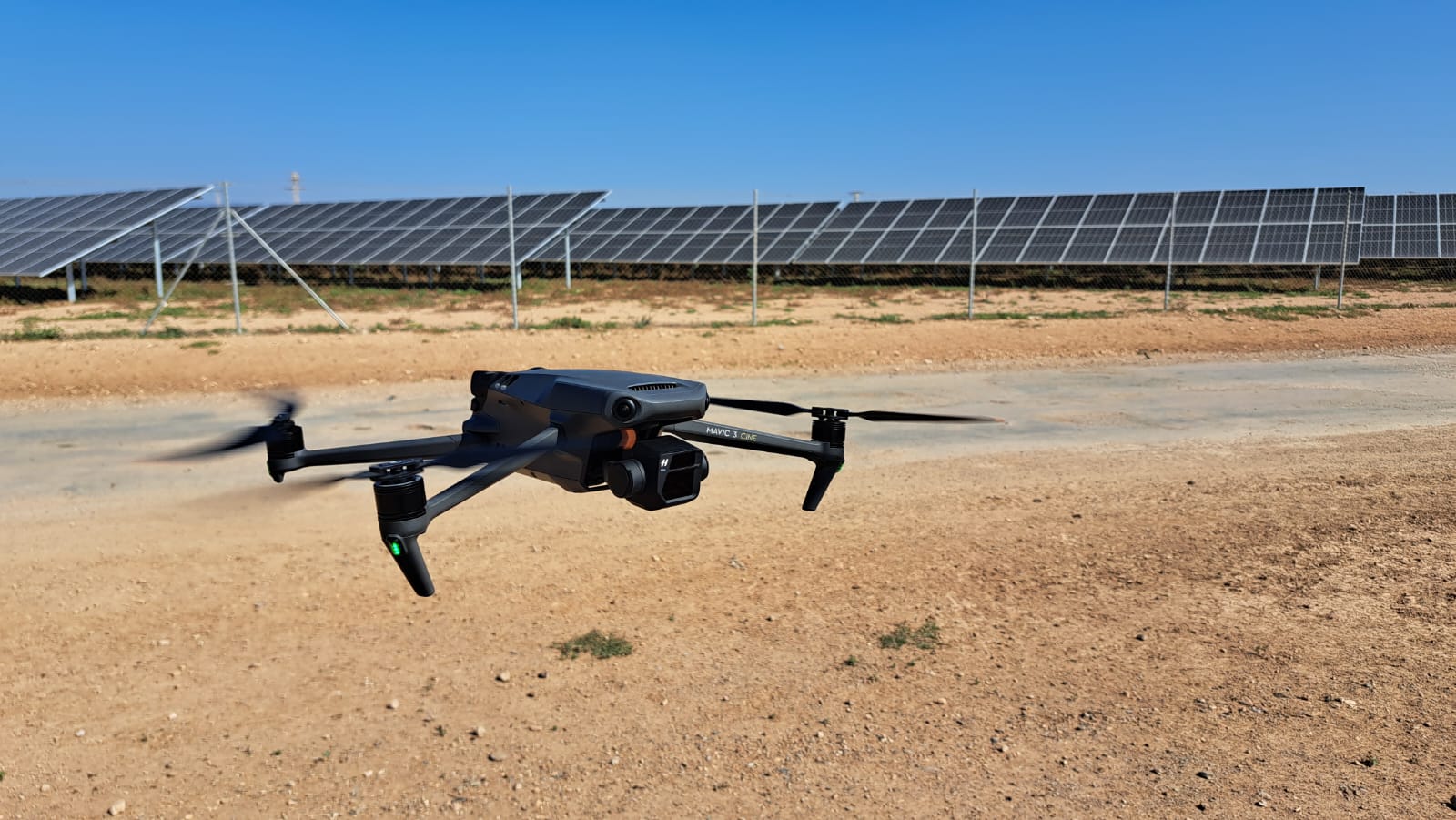 Grabación de huerto solar con dron